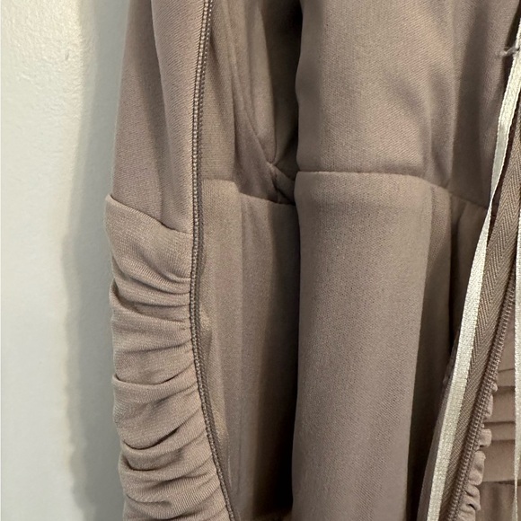 SANGRIA Gown Elegant Pleated Flowing S/L Built-in Bra Soft Taupe Sz 14 - Picture 8 of 14